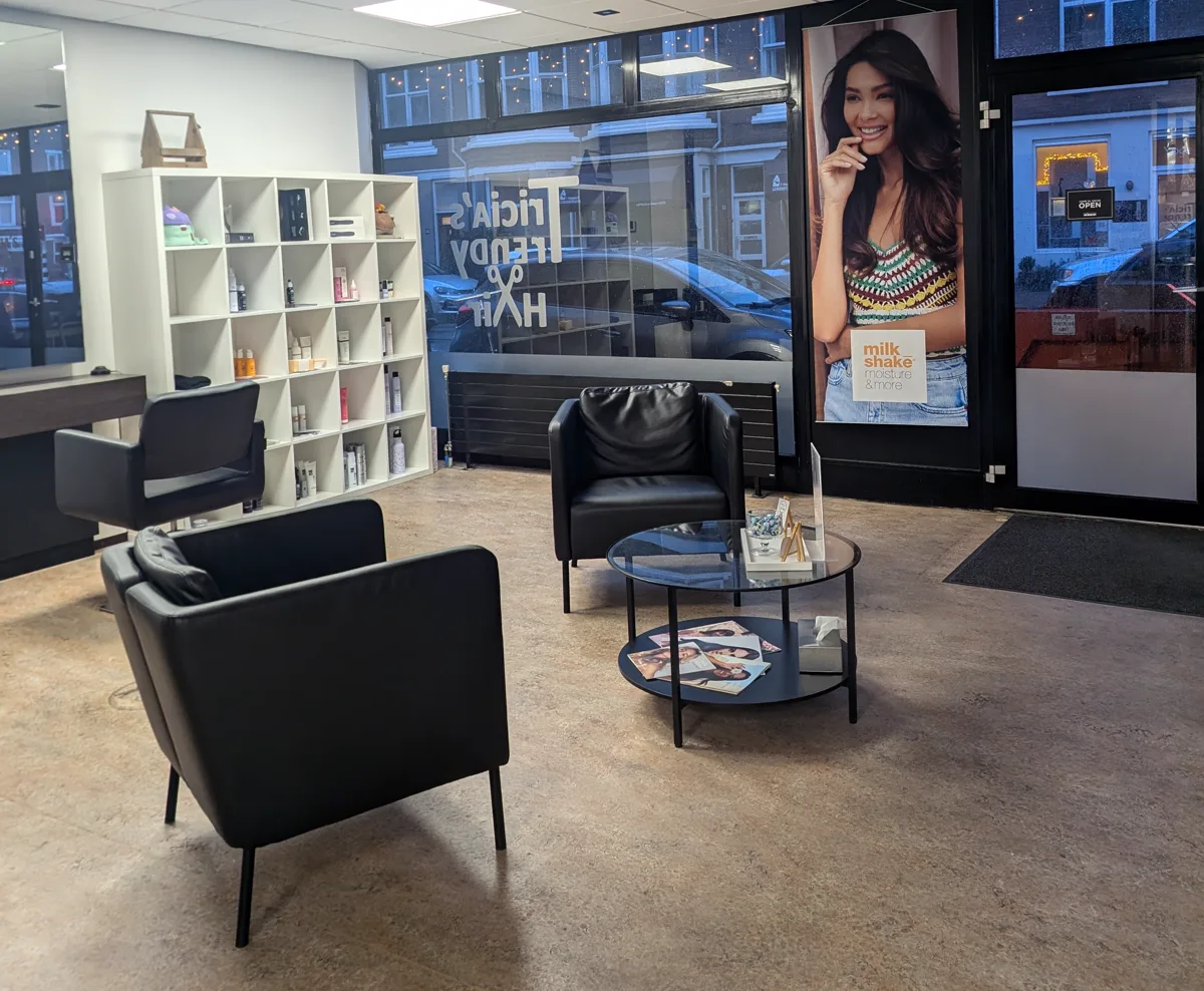De zithoek van de salon, met uitzicht op de Goudenregenstraat