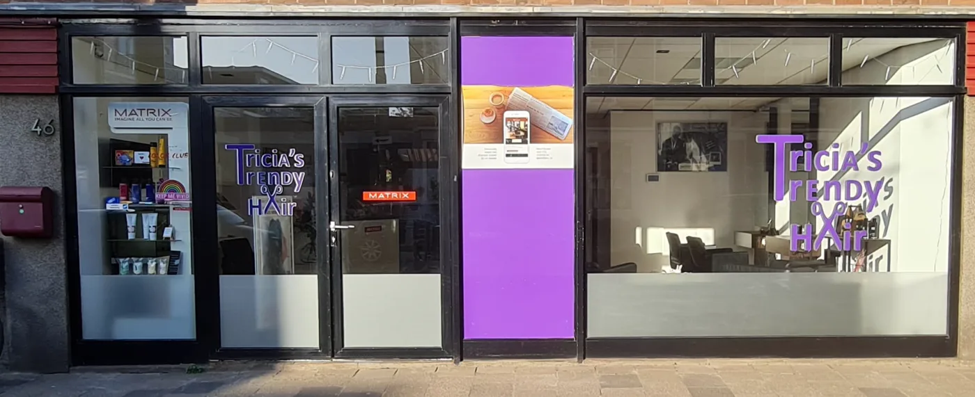 De gevel van Tricia's Trendy Hair aan de Goudenregenstraat 46, met paarse pui